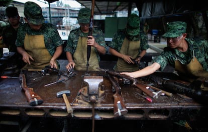 Soldados mexicanos desmantelan en Ciudad de México armas requisadas a narcos en distintas redadas.