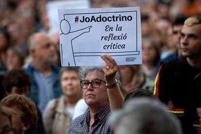 Protesta de profesores contra las acusaciones de adoctrinamiento.