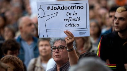 Protesta de profesores contra las acusaciones de adoctrinamiento.