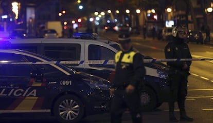 La policía acordona las calles aledañas a la sede del PP en Madrid.