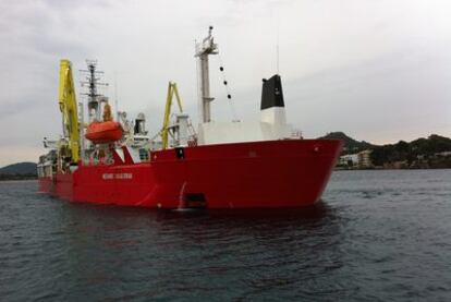 Un equipo de 20 hombres se prepara para la extracción del cable del barco Skagerrak (Noruega)