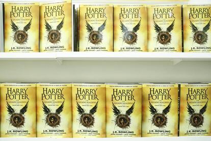 Ejemplares de 'Harry Potter y el legado maldito', en la Feria del Libro de Madrid en 2016.