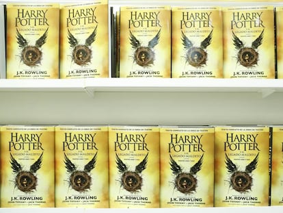 Ejemplares de 'Harry Potter y el legado maldito', en la Feria del Libro de Madrid en 2016.