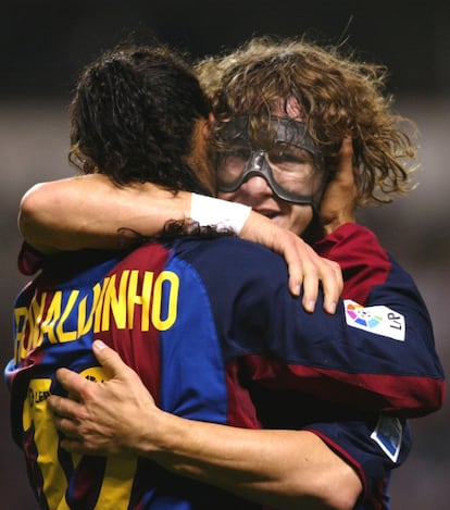 Puyol se abraza con Ronaldinho en un duelo de 2004 en Riazor.