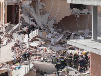 Labores de rescate en el edificio derrumbado en Peñíscola.