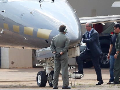 Preso, Eduardo Cunha é conduzido para avião da PF.