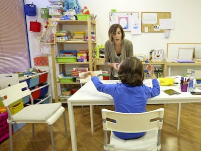 &Aacute;lvaro, un ni&ntilde;o autista de ocho a&ntilde;os, con su psic&oacute;loga Yolanda Sotillo.