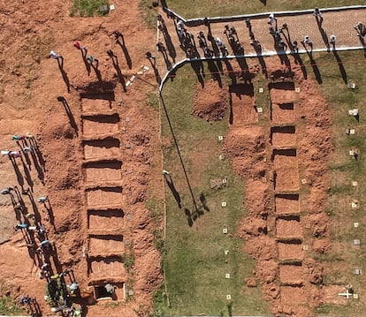 Fotografía tomada con un dron del entierro de Edgar Carvalho dos Santos, uno de los mineros muertos en la represa del Vale, y otras fosas de las víctimas del accidente, en el cementerio 'Parque das Rosas', en Brumadinho (Brasil). Edgar es una de las 65 víctimas encontradas de la tragedia provocada el viernes por la ruptura de una represa de residuos.