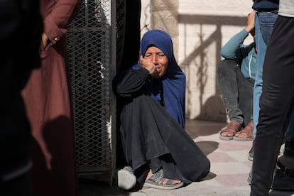 Una mujer llora, este martes en el hospital Al-Ahli de Ciudad de Gaza.