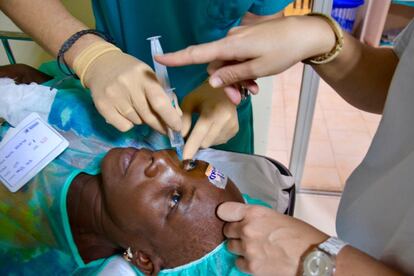 El doctor Tercero aplica la anestesia local a Anta Ndiaye, la primera paciente que fue operada durante la expedición