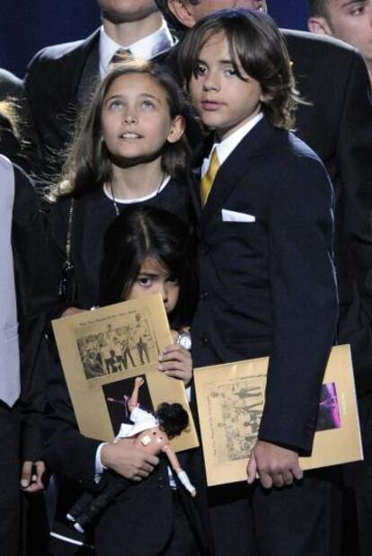 Paris, Michael (a la derecha) y Prince Michael Jackson II (abajo), en el funeral de su padre en julio de 2009.