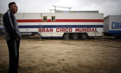 El acróbata Chi Yun Kun en Madrid ante el circo.