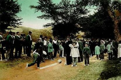 Un grupo de personas juega a los bolos en un campo de Euskadi. Fotografía de Felipe Monterola.