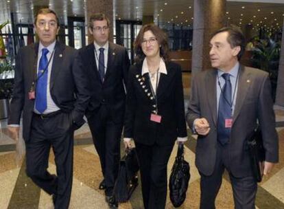 Los tres diputados generales y la ex <i>vicelehendakari</i> Idoia Zenarruzabeitia, en la sede del Tribunal de la UE, en febrero de 2008.