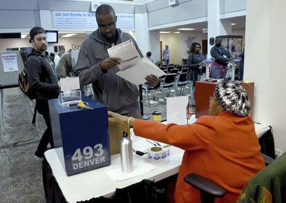 Un hombre entrega su voto en un centro electoral en Denver, Colorado (EEUU), hoy, 8 de noviembre de 2016. Los estadounidenses eligen hoy a su próximo presidente entre la demócrata Hillary Clinton y el republicano Donald Trump. Clinton, ex secretaria de Estado y ex primera dama, parte en estos comicios con una ventaja de 3,2 puntos porcentuales frente al polémico magnate neoyorquino Donald Trump, según la media ponderada de encuestas que realiza la web Real Clear Politics. EFE/Bob Pearson