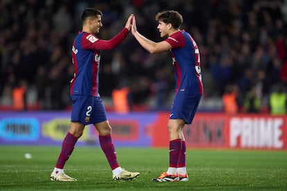 Joao Cancelo y Pau Cubarsí durante el último partido del FC Barcelona, frente al Mallorca.