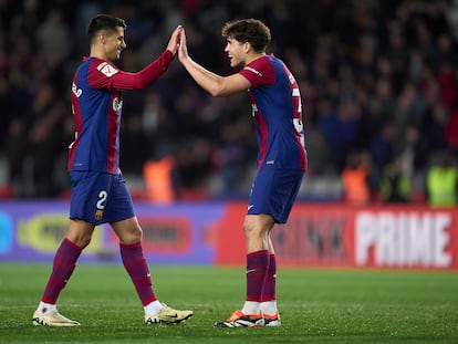 Joao Cancelo y Pau Cubarsí durante el último partido del FC Barcelona, frente al Mallorca.