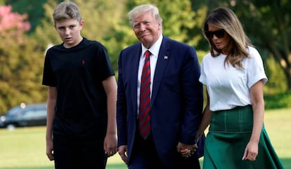 Donald y Melania Trump, con su hijo Barron, en la Casa Blanca.