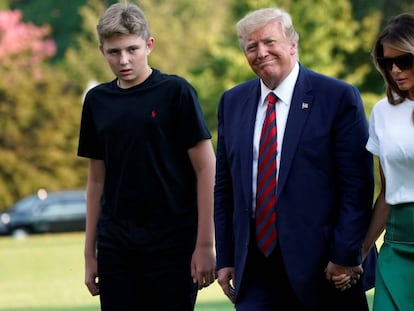 Donald y Melania Trump, con su hijo Barron, en la Casa Blanca.