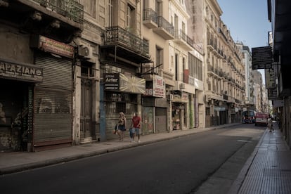 Comercios cerrados y calles desiertas en el microcentro de Buenos Aires, este miércoles.