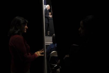 Personal de la campaña del demócrata, Bernie Sanders, durante uno de sus actos en Fairfield, en el Estado de Iowa, el 28 de enero de 2016.