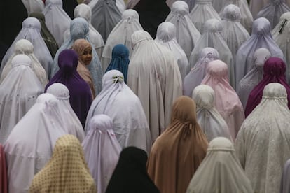 Mujeres musulmanas participan en el rezo especial del 'tarawih' (rezo anterior a la medianoche), en una mezquita en Malasia.