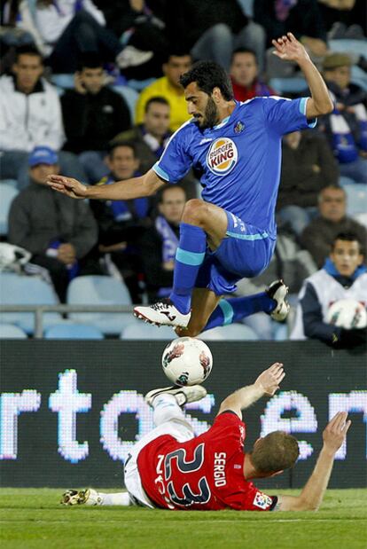 Güiza elude la entrada de Sergio Fernández.