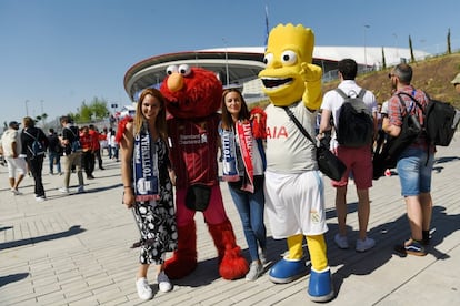 Aficionados disfrazados de Bart Simpson y Elmo posan  en las inmediaciones del estadio Wanda Metropolitano, antes del comienzo de la final entre el Tottenham y el Liverpool, en Madrid.