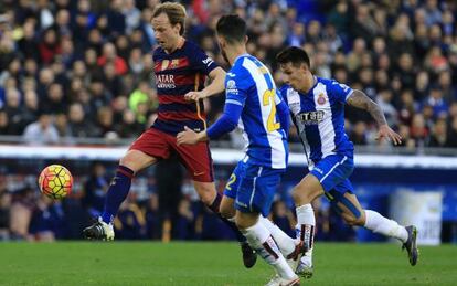 Rakitic contrala el balón frente a Álvaro y Hernán Pérez.