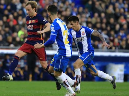 Rakitic contrala el balón frente a Álvaro y Hernán Pérez.