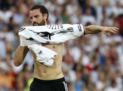 Metzelder se pone la camiseta alemana durante la semifinal contra Turquía.