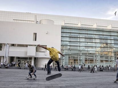 Skaters a la plaça on es troba el Macba.