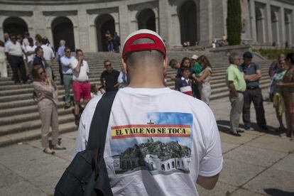 'El valle no se toca' se podría leer en la camiseta de uno de los asistentestes a la protesta contra la intención del Gobierno de exhumar los restos del dictador Francisco Franco, a la que instó el pasado mes de mayo en una votación el Congreso.