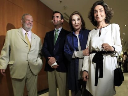 De izquierda a derecha, Jos&eacute; Luis Balb&iacute;n, Jos&eacute; Bono, Nuria Espert y Paloma Segrelles, en la presentaci&oacute;n del libro &#039;Tal como somos&#039;. 