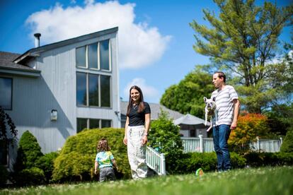 Una pareja y su hija, en su casa con jardín en el municipio de Marlboro (Nueva Jersey), al sur de Nueva York.