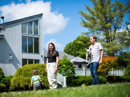 Una pareja y su hija, en su casa con jardín en el municipio de Marlboro (Nueva Jersey), al sur de Nueva York.