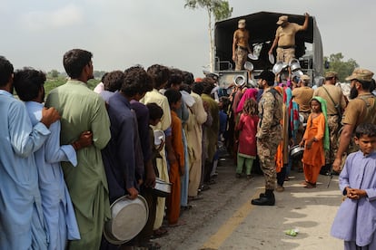 El Ejército de Pakistán distribuye alimentos a las afectados por las inundaciones en la provincia de Punjab el 27 de agosto de 2022.