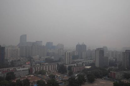 La polución cubre el cielo de Pekín (China).