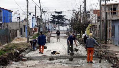 Arreglan el pavimento de La Matanza (Buenos Aires).