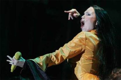 La cantante Tarja Turunen, durante uno de los conciertos de la gira internacional de Nightwish.