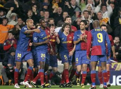 Los diez jugadores de campo del Barça celebran uno de los cuatro goles del equipo.