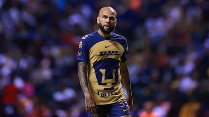 Dani Alves, en un partido con los Pumas de la UNAM