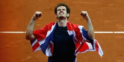 Murray celebra el triunfo envuelto en la bandera británica.