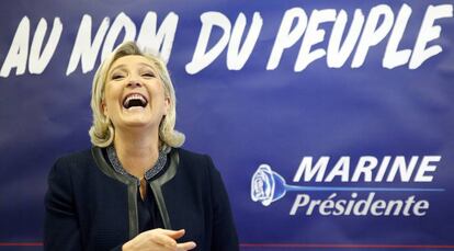 Marine Le Pen, l&iacute;der del Frente Nacional, con el cartel con el que se va a presentar a las pr&oacute;ximas elecciones presidenciales de Francia.