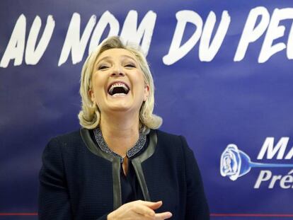 Marine Le Pen, l&iacute;der del Frente Nacional, con el cartel con el que se va a presentar a las pr&oacute;ximas elecciones presidenciales de Francia.