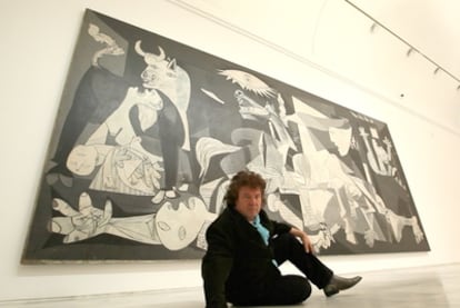 Enrique Morente ante el <i>Guernica</i> de Picasso en el Museo Reina Sofía en una escena de la película <i>Morente. El barbero de Picasso.</i>