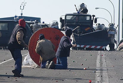 Enfrentamiento entre trabajadores de Astilleros de Cádiz y la policía en el puente de Carranza.