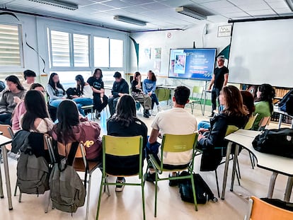 El grupo de estudiantes y el profesor Ismael Murria, durante un debate sobre la serie 'Adolescencia' de Netflix en el IES Clot del Moro de Valencia.