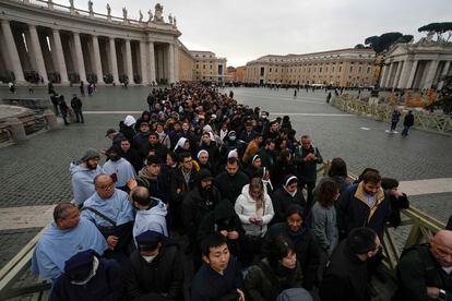 Cientos de personas han hecho cola desde las cinco y media de esta madrugada para acceder al templo y rendir su homenaje a Ratzinger.