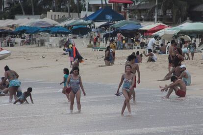 Turistas disfrutan de la playa. 